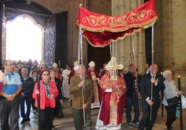 La Reliquia es trasladada al interior de la catedral de Astorga en la última visita del año 2018.