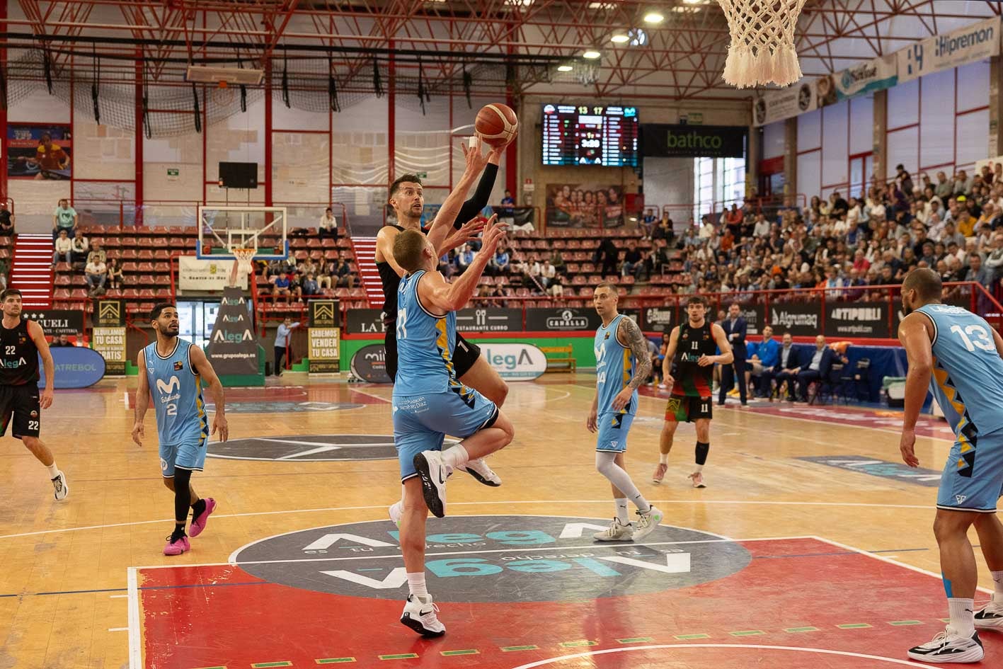 Mirza Bulic, en pleno salto para lanzar a canasta. 