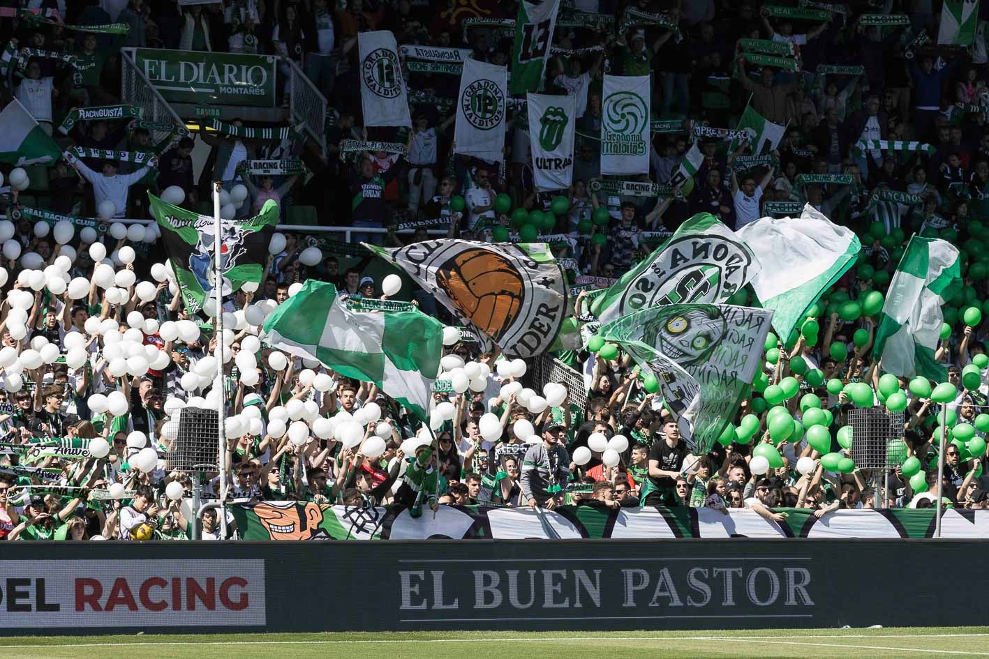 Los globos blancos y verdes colorearon La Gradona en la previa. 