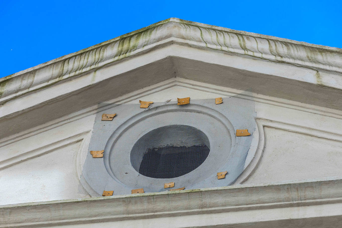 Las rejillas puestas en algunas ventanas evitan que entren las palomas dentro del edificio. 