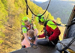 Los rescatadores izan a los senderistas perdidos.