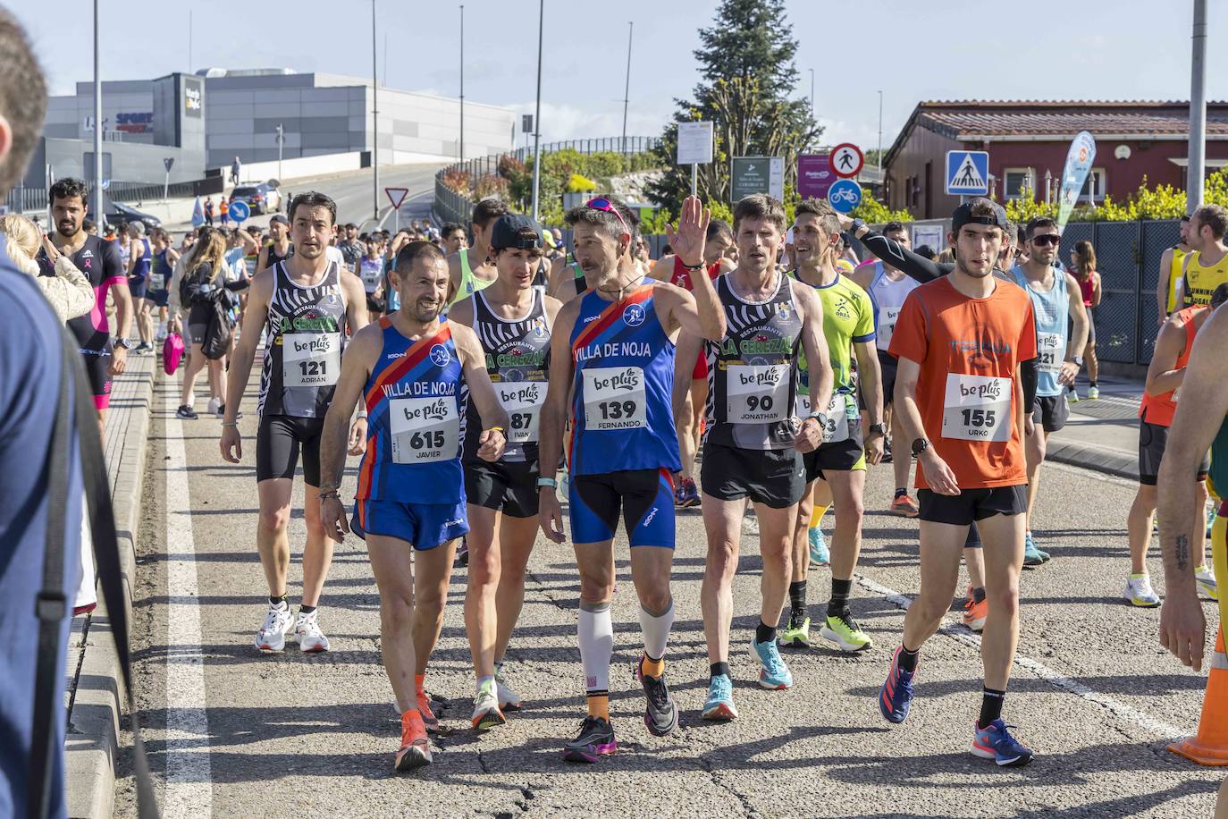 Javier Rueda (615), Fernando García Aja (139) Jonathan García (90) y Urko Orive (155) se dirigen de nuevo a la zona de salida.