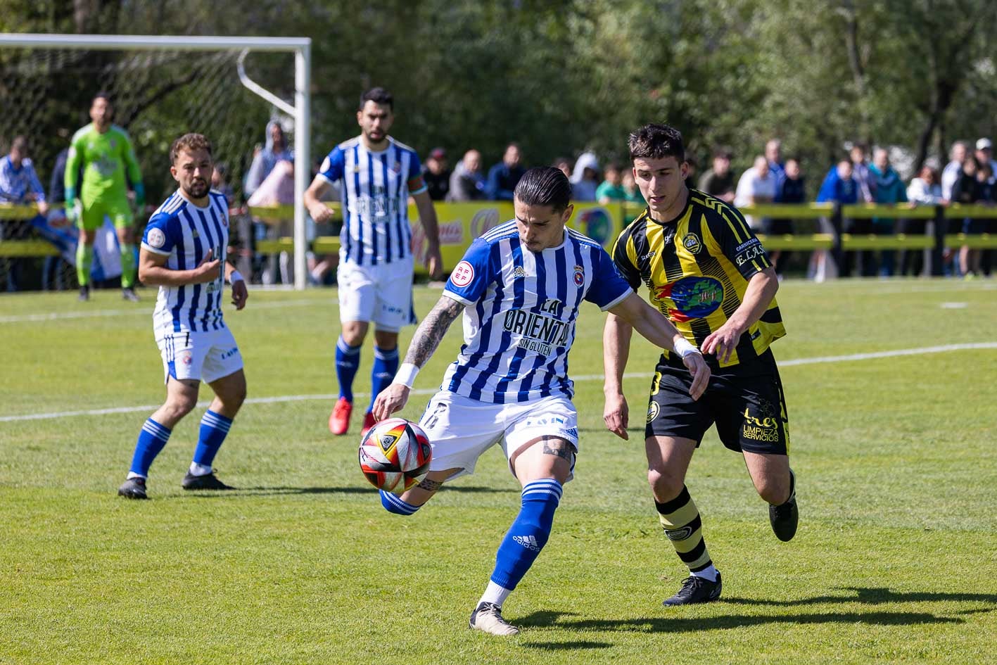 El gimnástico Josemi se dispone a chutar el balón en el Fernando Astobiza. 