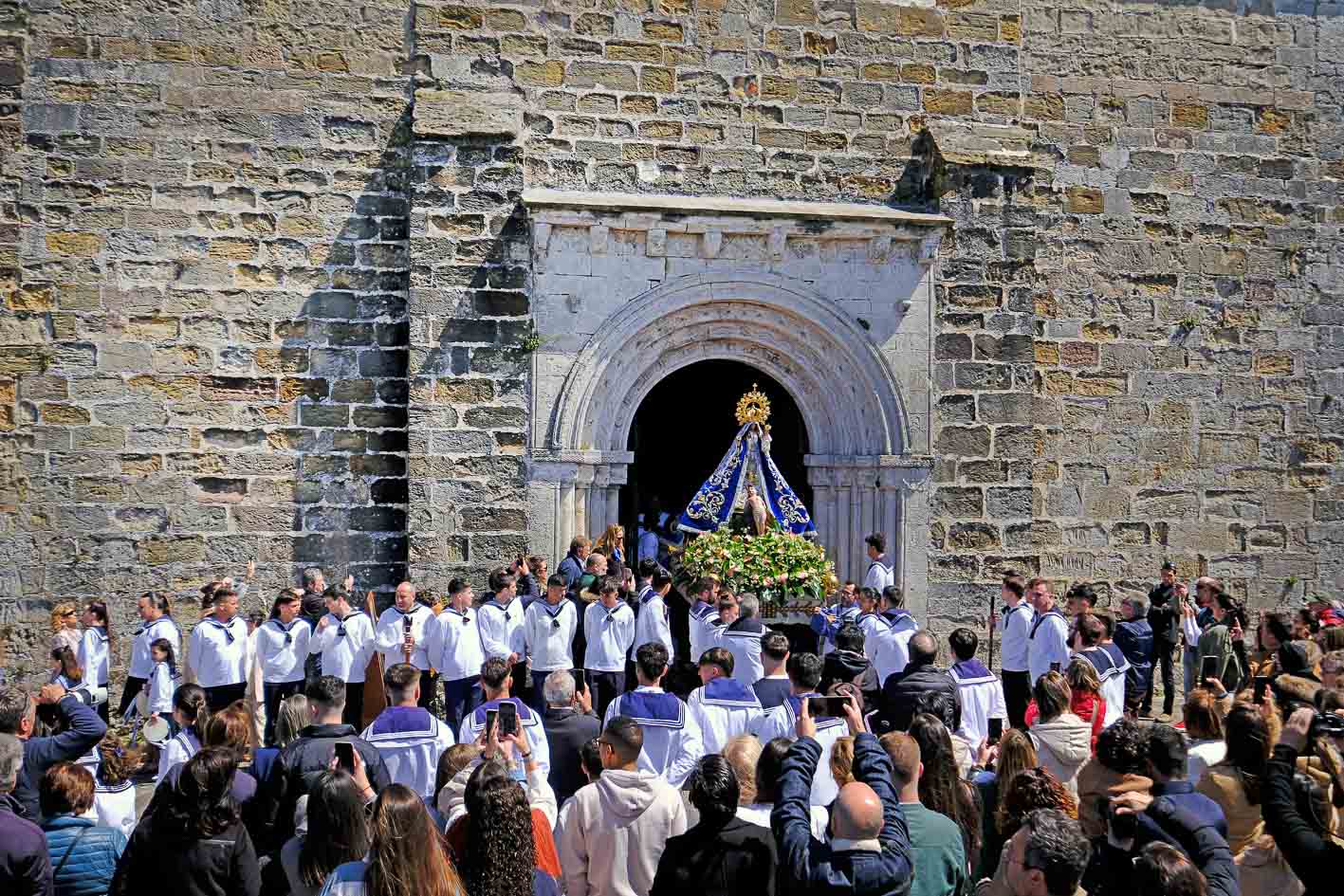 Inicio de la procesión terrestre con la salida de la imagen de la Virgen de la Iglesia de Santa María de los Ángeles.