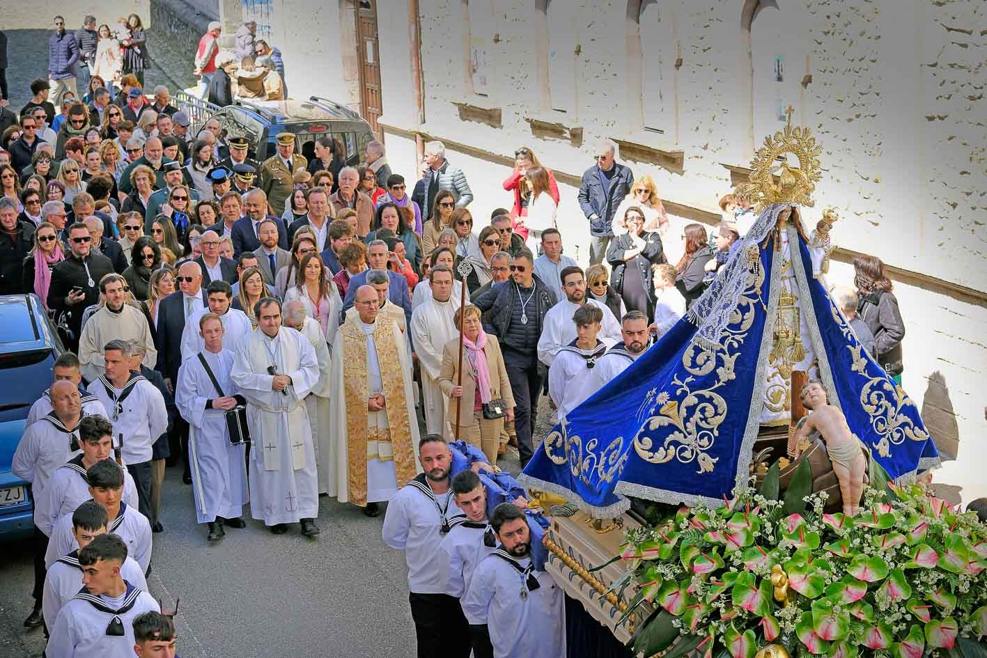 Numerosas autoridades y fieles acompañaron a la Virgen durante la procesión.