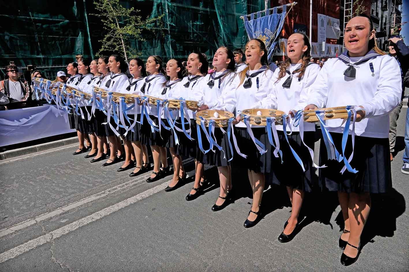 En esta ocasión han sido 13 las chicas que han tenido el honor de cantar a su patrona.