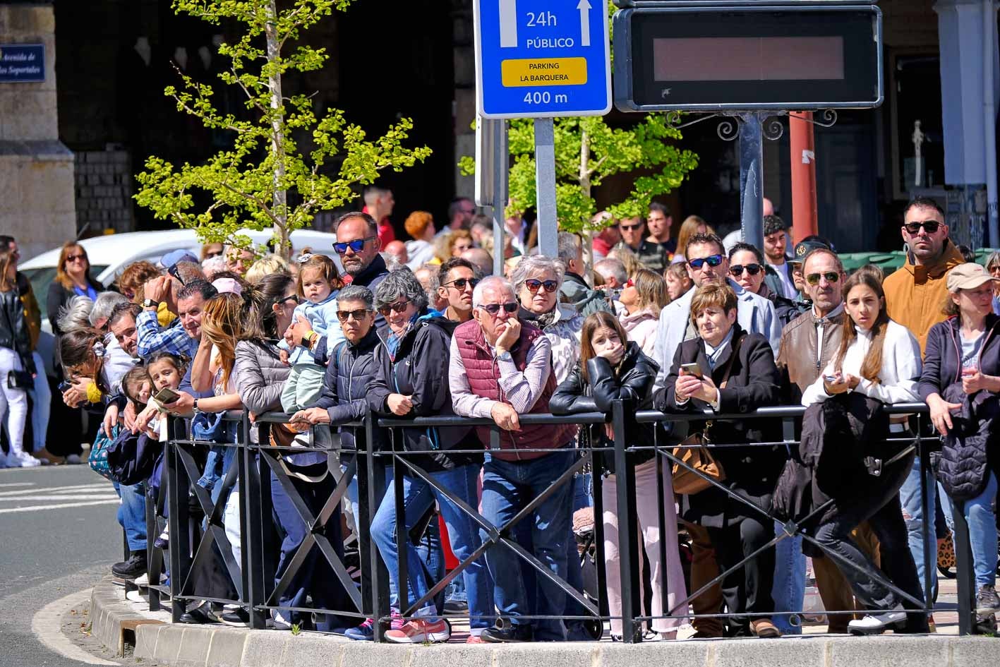 Numerosas personas siguieron la procesión desde todos los rincones. 