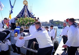 Momento en el que los picayos proceden a embarcar a la Virgen de la Barquera