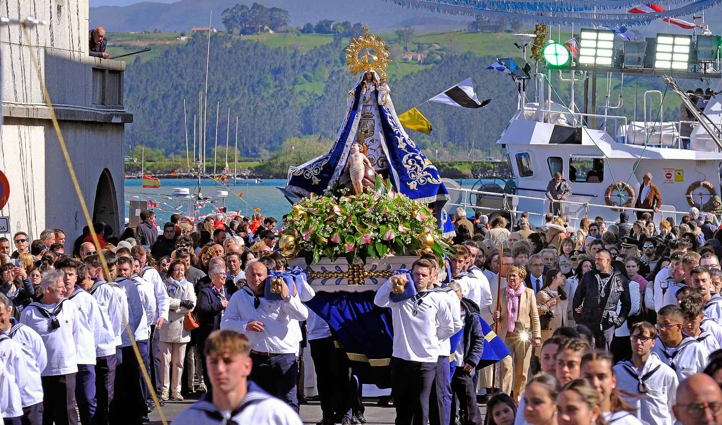 Los picayos llevan en andas a la patrona barquereña tras desembarcar