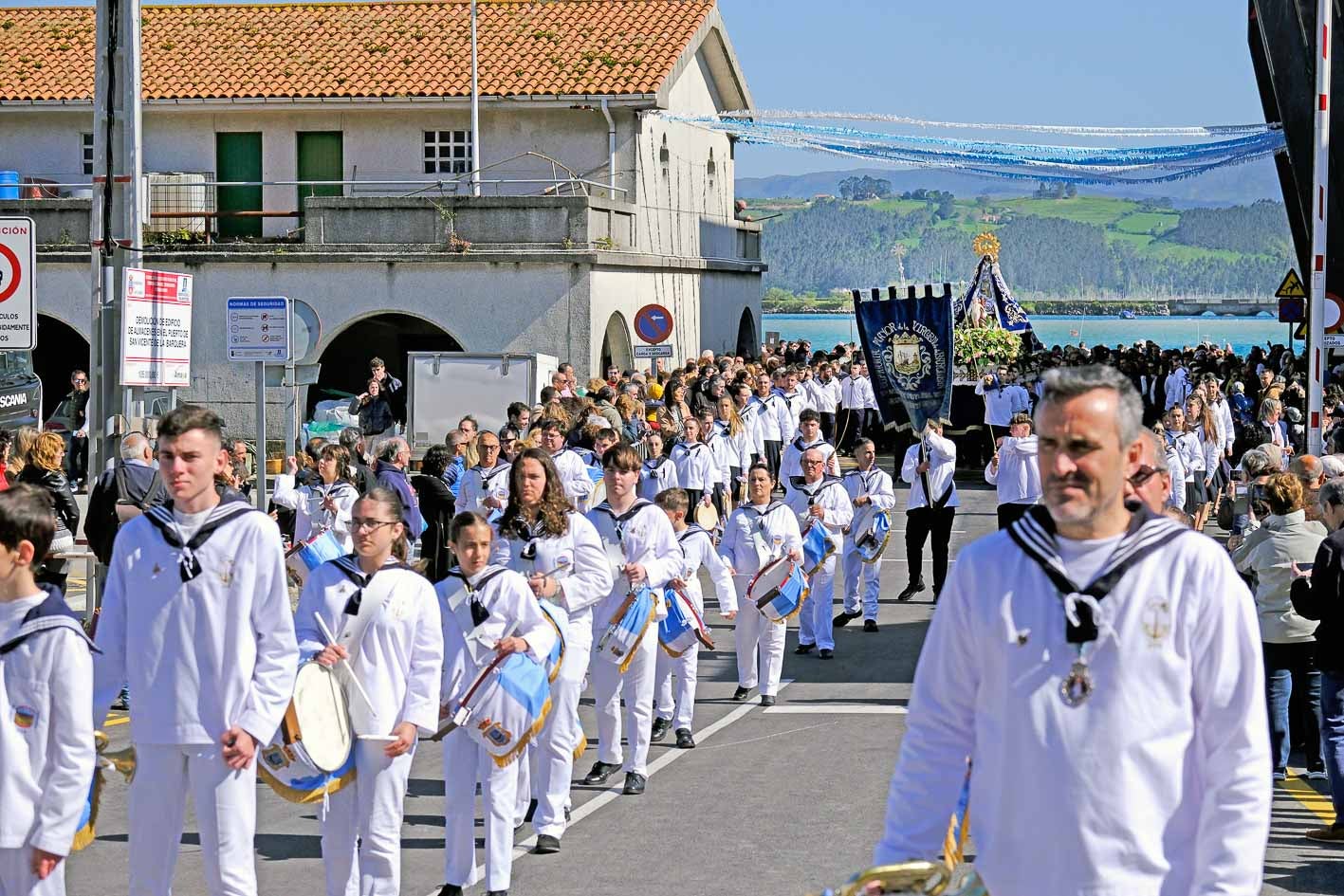 Un momento de la procesión llegando al puerto