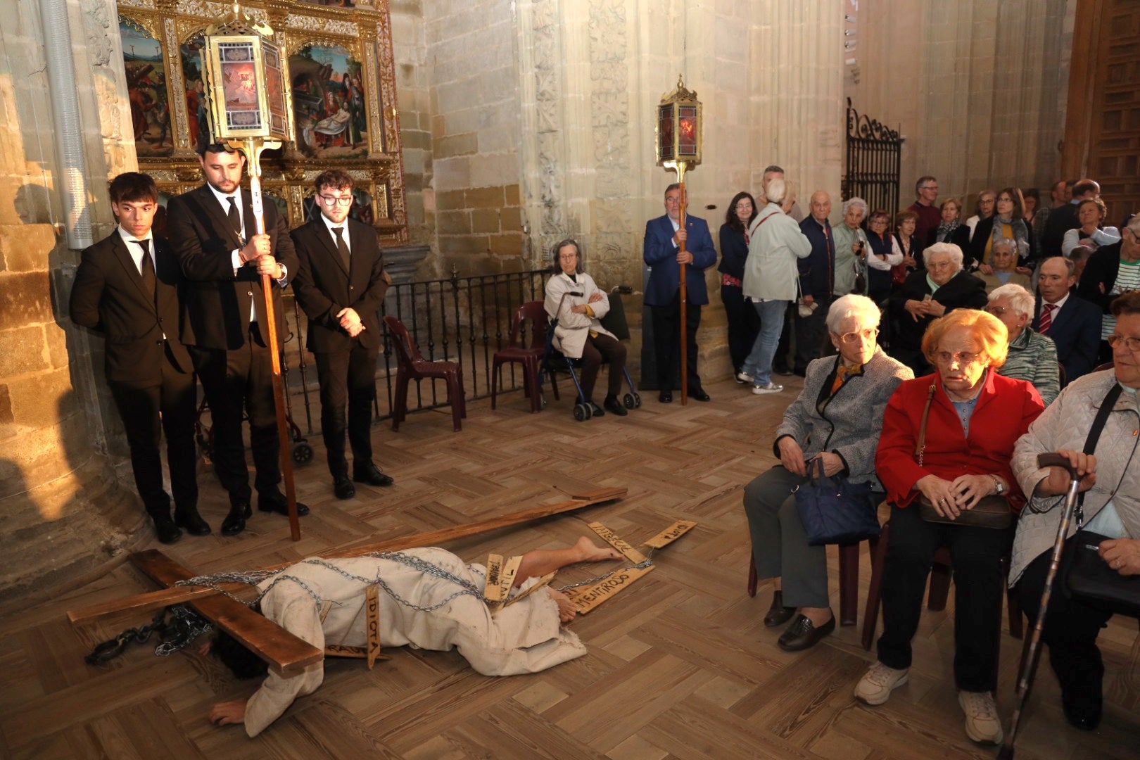 Un momento emotivo del viacrucis en el interior de la catedral de Astorga.