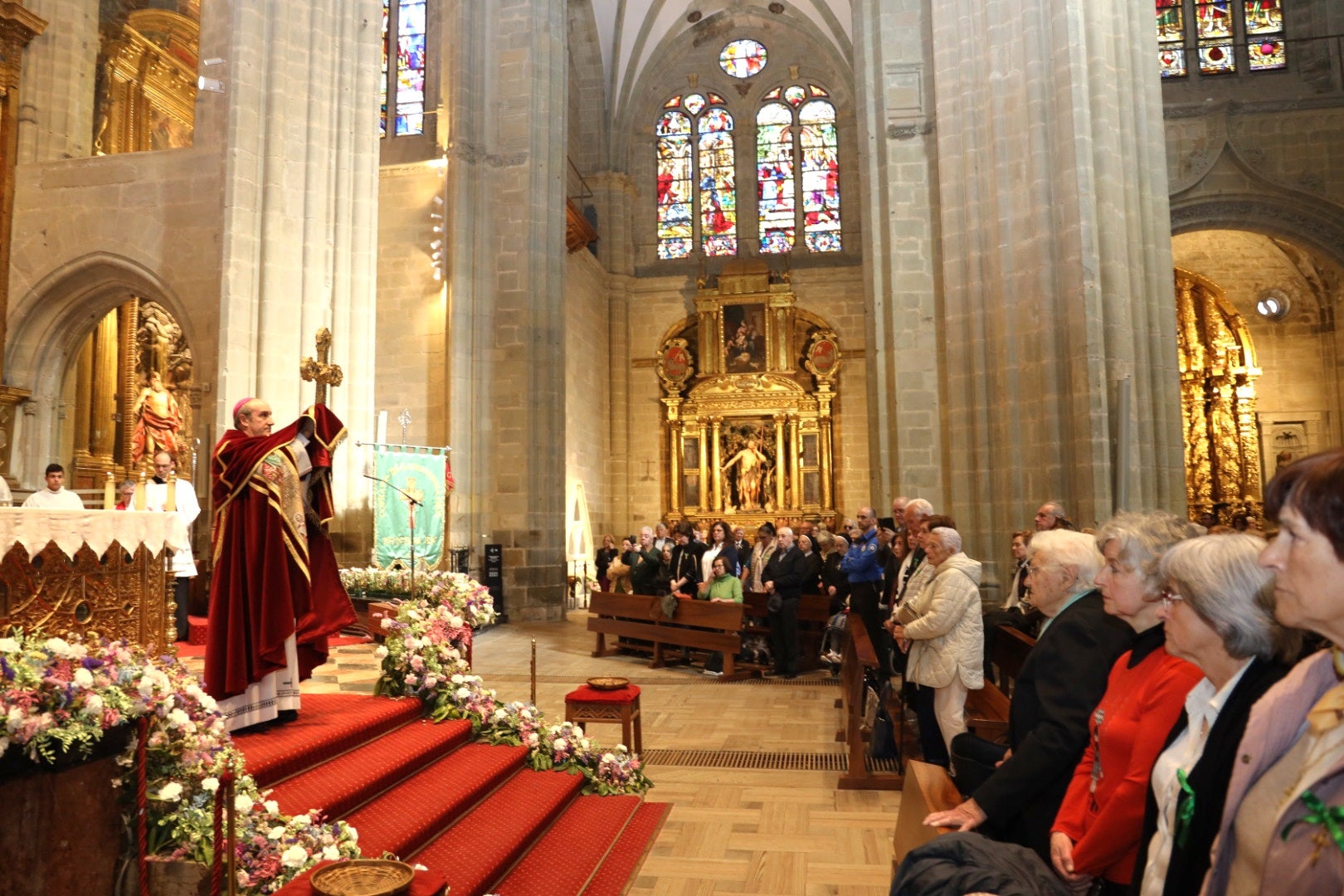 El obispo de Astorga bendice a los fieles con la reliquia de la Cruz