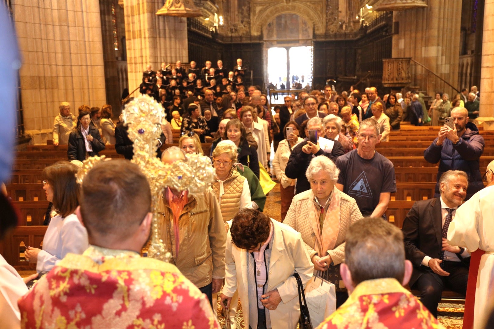 Fieles venerado la reliquia al concluir la misa en la catedral de León