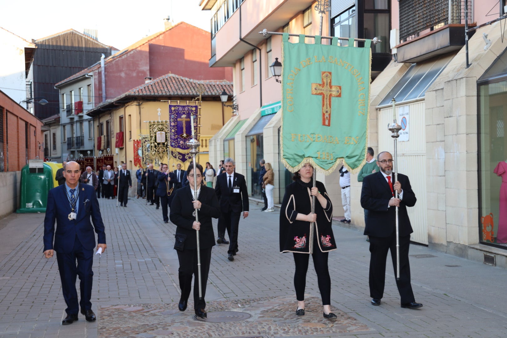 Cofradías desfilando por las calles de Astorga