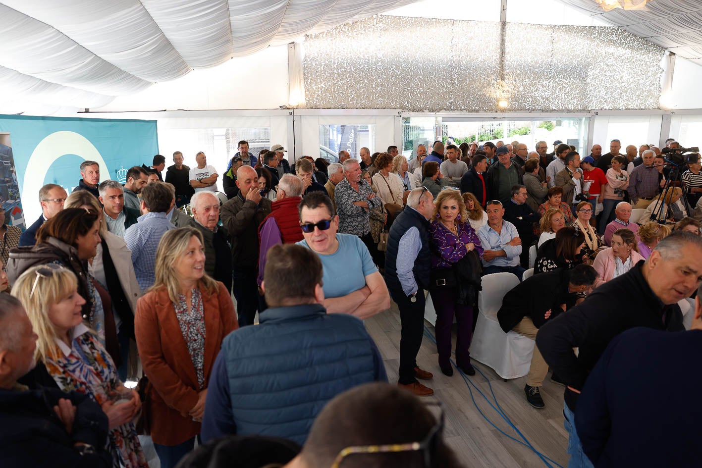 El público abarrotó la carpa en la que se celebró el evento.