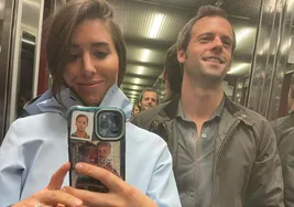 Carmen Ballesteros Botín y Juan Diego, retratándose en un ascensor.