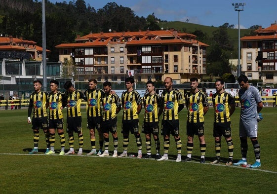 Los jugadores del Cayón, en el centro del campo Fernando Astobiza