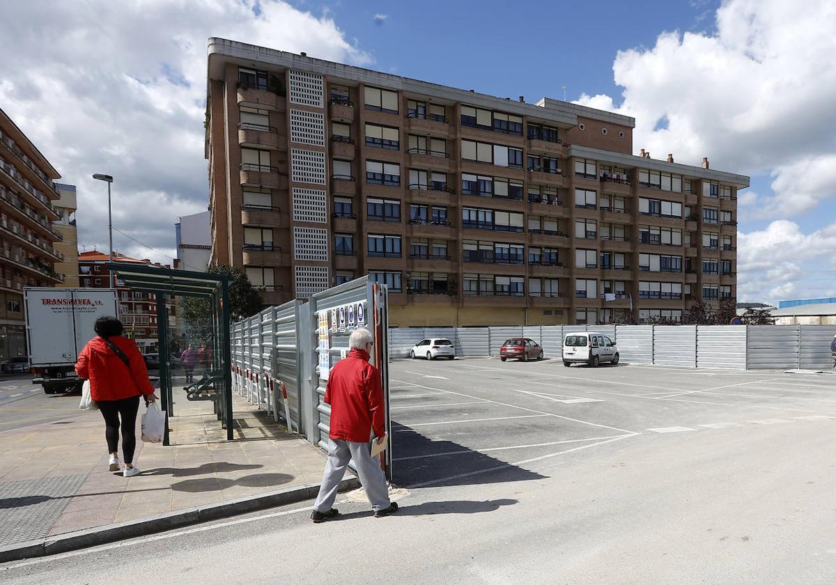 Un vecino se interesa por el transcurso de los trabajos en La Carmencita, ayer, en Torrelavega.