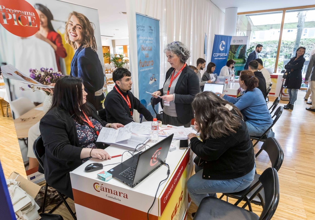 Estands de empresas y colaboradores en la II Feria de Empleo para jóvenes de la región.