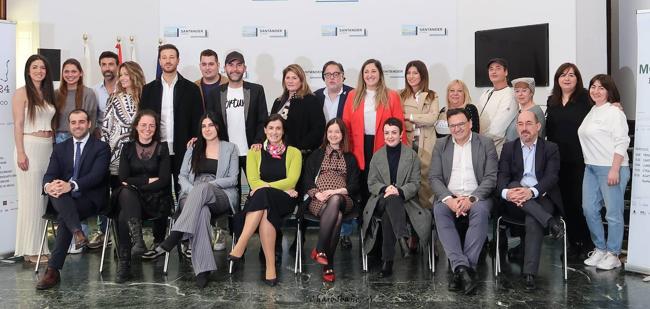 Imagen tras las presentación en el Ayuntamiento de Santander de la IV edición de la Pasarela Moda Norte. Sentados en primera fila y de izquierda a derecha: Francisco Arias, Cantia Aparicio, Patricia Martín, Gema Igual, Trinidad Castillo, Marián Pacheco, Rosendo Ruiz y Álvaro Lavín. De pie: Paula Díaz, Abbie Potter, Carlos Torre, Ángela Alonso, Ángel Santiago, Martín Vuelta, José Luis Callejo, Concepción Revuelta, Miguel Rincón, María Martínez Alberdi, Arancha Dávila, Azucena Jiménez, Alberto Pineda, María José Pereda De Castro, Rosa Saiz y Cristina Tcacenco.