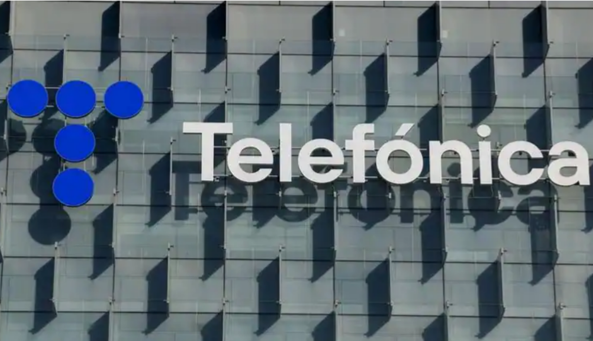 Seis de las mayores compañías del país interrumpen sus spots para felicitar a Telefónica por su centenario