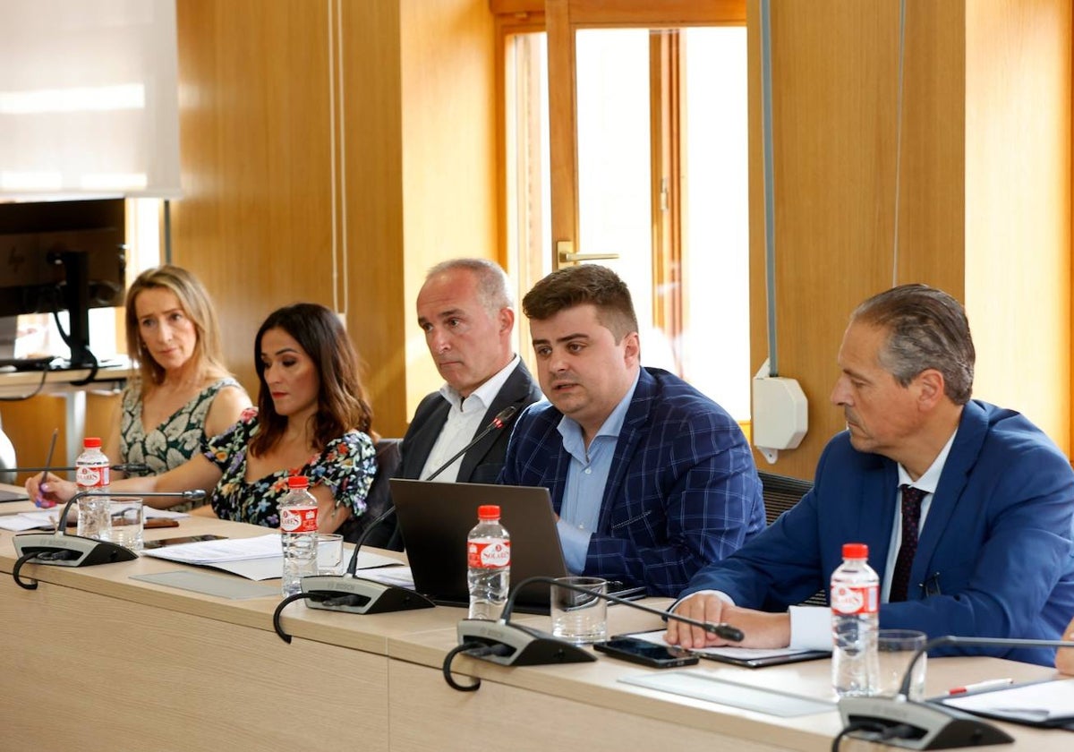 El líder del PP en Torrelavega, Miguel Ángel Vargas, toma la palabra, en una sesión plenaria junto a concejales de su grupo municipal.