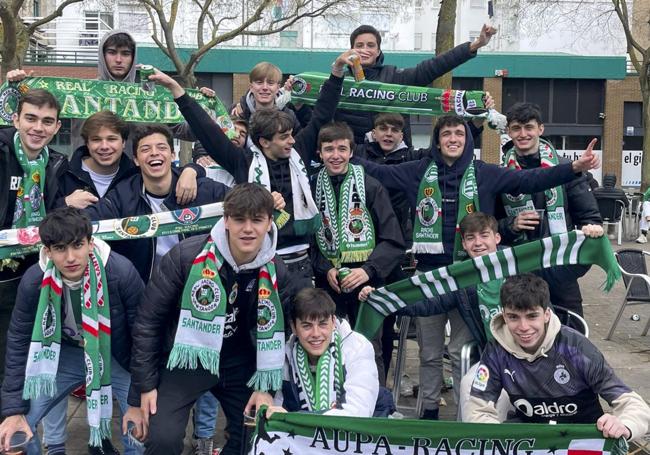 David Pérez y Javier Sierra posan con compañeros de la Peña Concanos en Burgos.