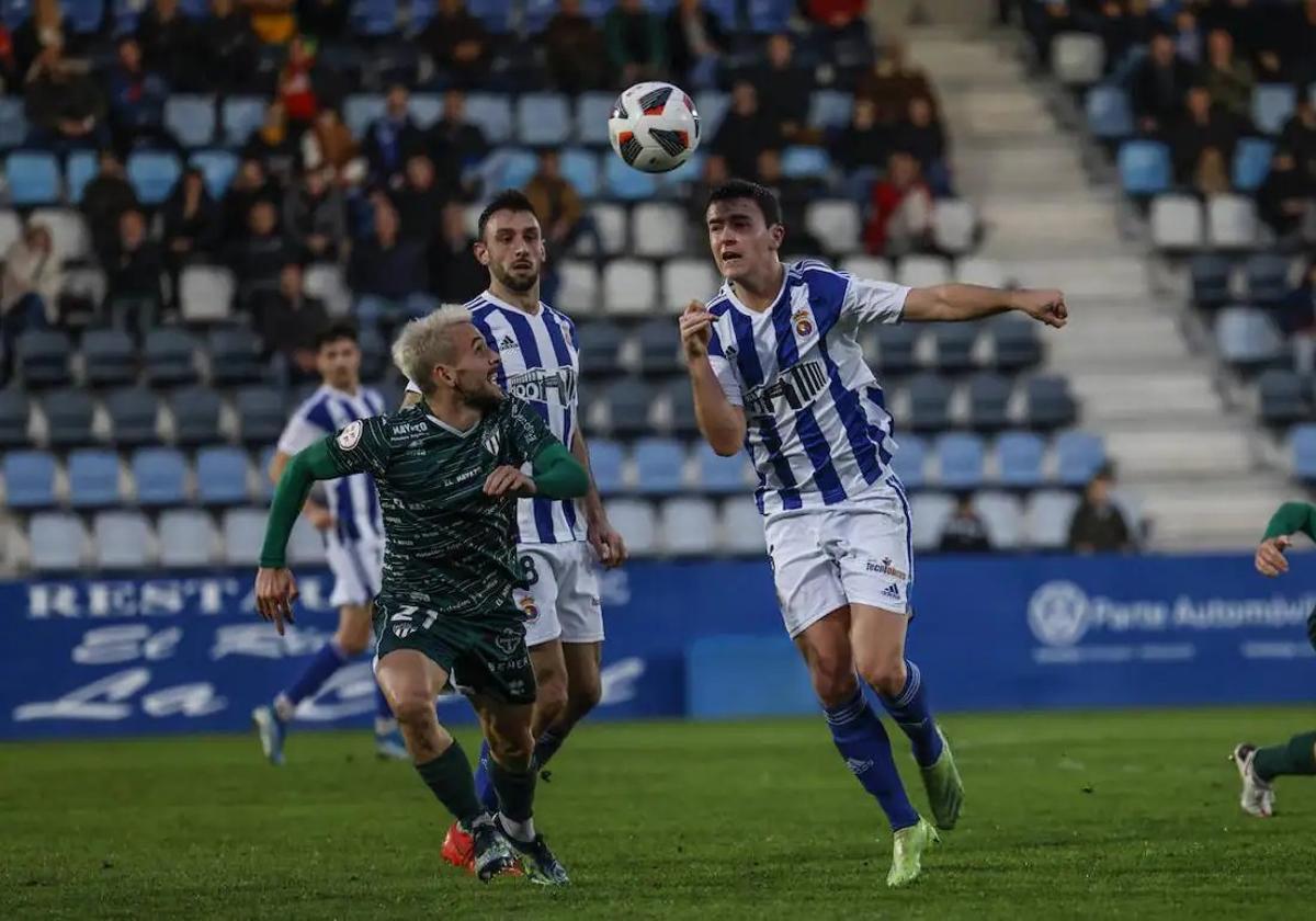 Imagen de archivo de un duelo entre ambos equipos durante la pasada temporada.