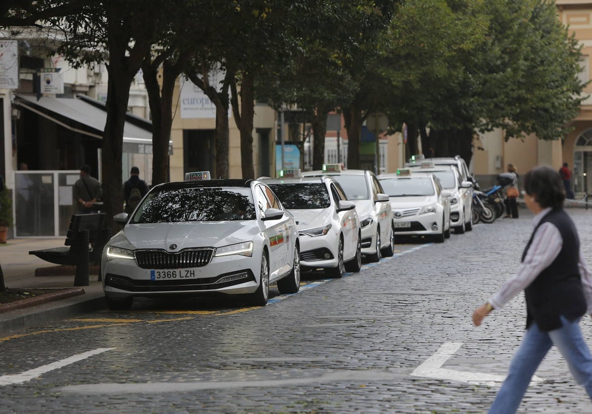 Una vecina camina frente a la parada de taxis de la Avenida Menéndez Pelayo, en Torrelavega, en una imagen de archivo.