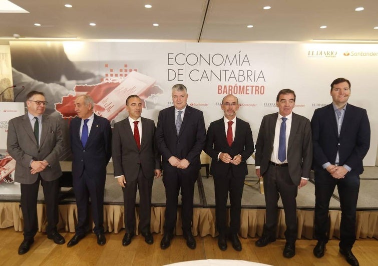 Por la izquierda, Íñigo Noriega (director de El Diario Montañés), Fernando García Andrés (decano del Colegio de Economistas), Manuel Iturbe (director territorial de Banco Santander), Luis Ángel Agüeros (consejero de Economía), Salvador Marín (director general del Servicio de Estudios del Consejo General de Economistas de España), Ignacio Pérez (director general de El Diario Montañés) y Jesús Lastra (jefe de Economía de El Diario Montañés).