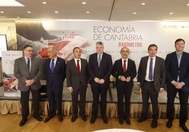 Por la izquierda, Íñigo Noriega (director de El Diario Montañés), Fernando García Andrés (decano del Colegio de Economistas), Manuel Iturbe (director territorial de Banco Santander), Luis Ángel Agüeros (consejero de Economía), Salvador Marín (director general del Servicio de Estudios del Consejo General de Economistas de España), Ignacio Pérez (director general de El Diario Montañés) y Jesús Lastra (jefe de Economía de El Diario Montañés).