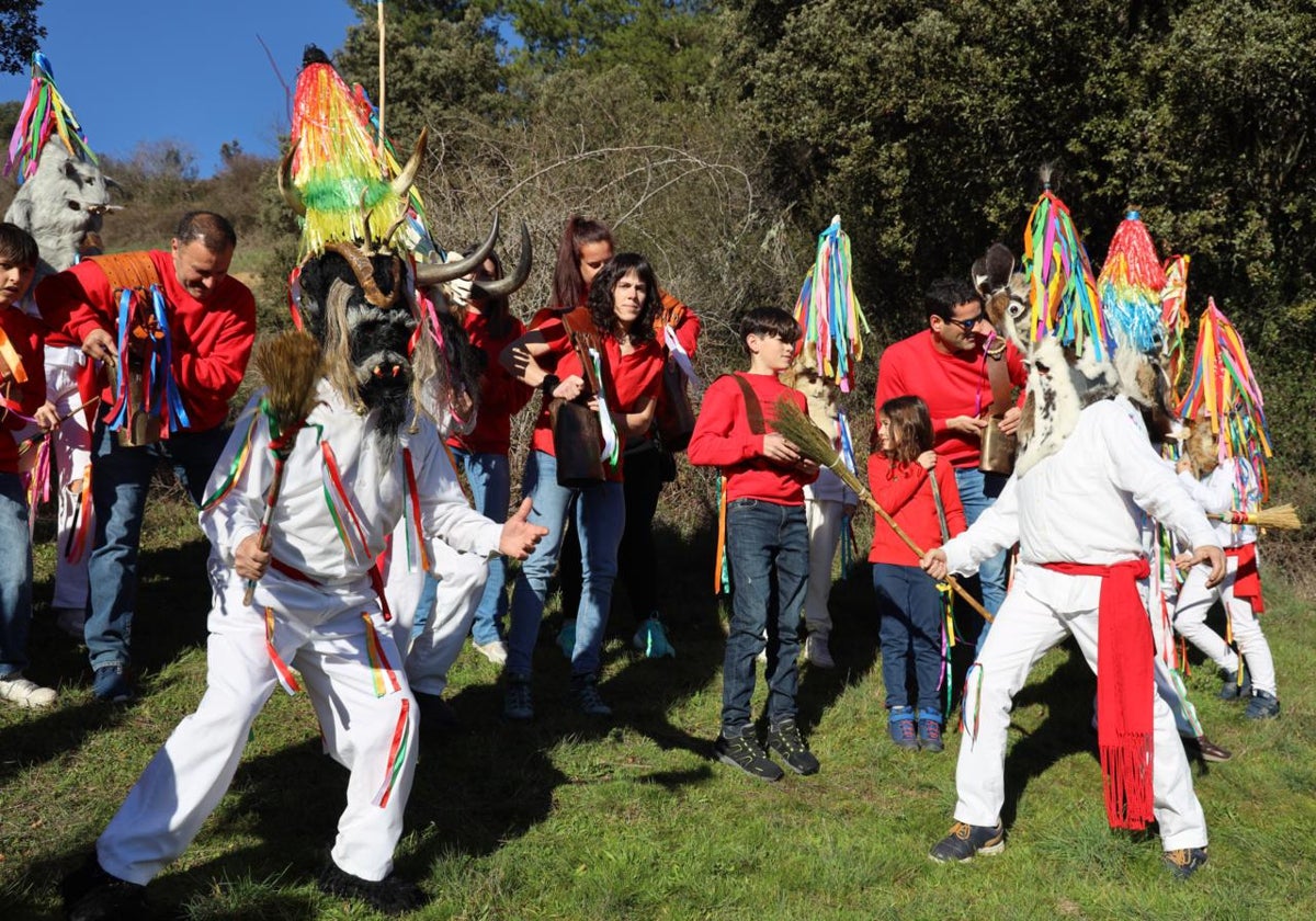 Zamarrones y campaneros de la asociación Andruido en la Paré de Piasca, durante el carnaval celebrado en la localidad el pasado mes de febrero