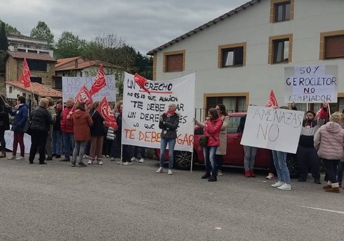 Protesta en la calle de los trabajadores de la residencia de San Vicente de Toranzo.