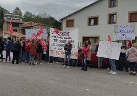 Protesta en la calle de los trabajadores de la residencia de San Vicente de Toranzo.