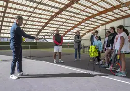 Cercano. Toni Nadal comparte un peloteo con los alumnos de la municipal de tenis y profesores. Junto a ellos, José María Mazón y Beatriz Pellón, concejala de Deportes.