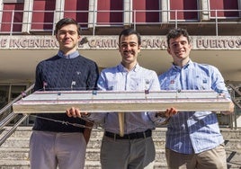 Marcos Galán, Diego Barredo y Pablo de Celis posan con la maqueta de su puente.