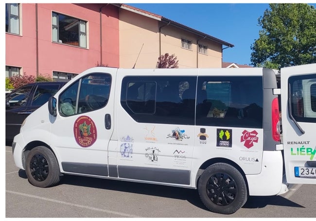 La furgoneta con los logos de las empresas de orujo y vino de la comarca