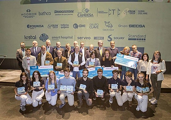 Foto de familia de los tres equipos premiados, junto a los responsables de sus centros y los representantes tanto de las empresas mentoras como de los patrocinadores y colaboradores de STARTinnova.