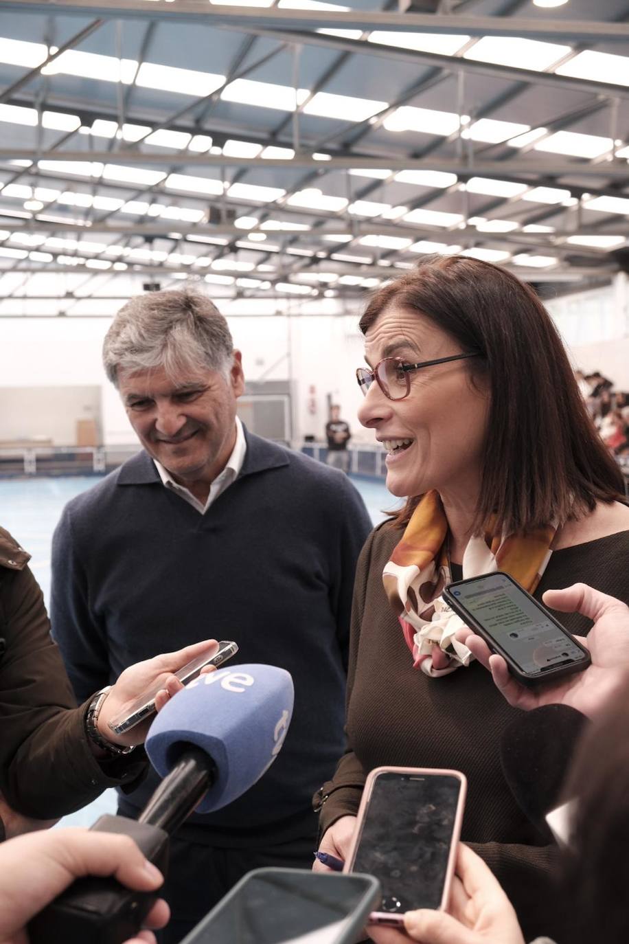 Gema Igual junto a Toni Nadal atendiendo a los medios de comunicación. 