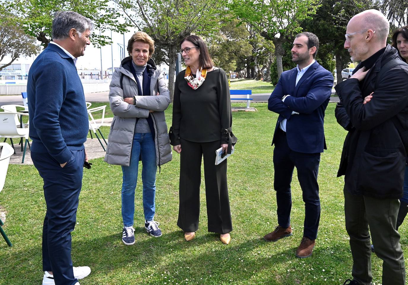 Toni Nadal y la alcaldesa de Santander, Gema Igual, en el complejo de La Albericia junto a profesores y miembros de la Fundación Princesa de Girona