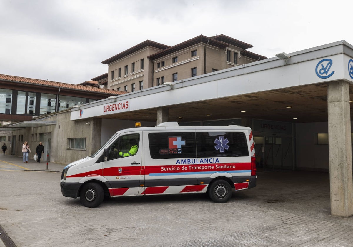 Ambulancia del transporte programado, a la puerta de Urgencias de Valdecilla.