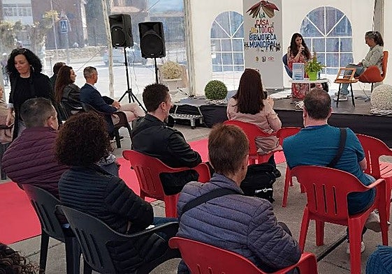 La poetisa Almudena Campuzano abrió las intervenciones de autores locales.