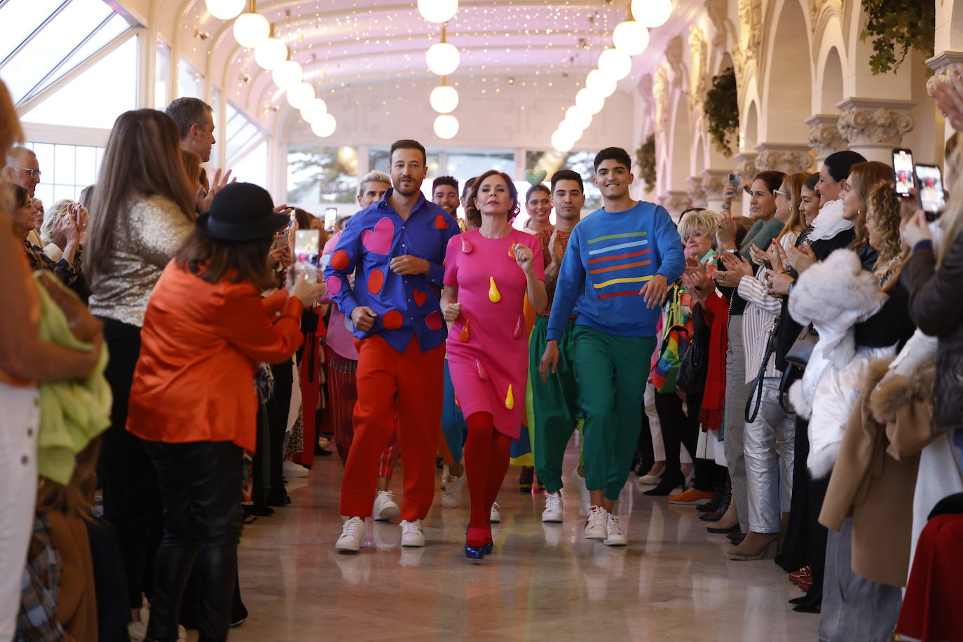 Ágatha Ruiz de la Prada salió bailando con los modelos tras su desfile.