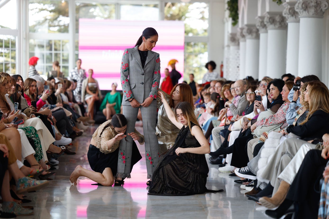 Un momento del desfile-espectáculo de Trinidad Castillo.