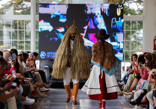 Los guiños a la artesanía y costumbres gallegas lucieron en la pasarela de Mercedes Veites.