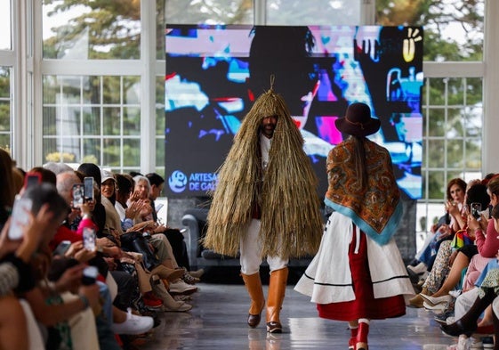 Los modelos Paula Díaz y Carlos de Torre, vestidos por la diseñadora gallega Mercedes Veites