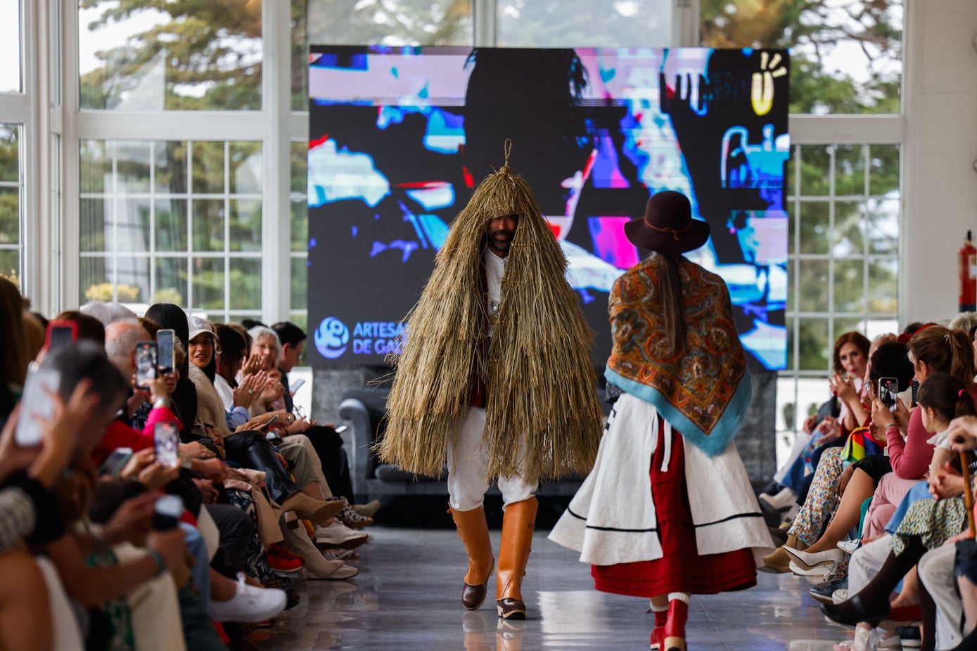 Los guiños a la artesanía y costumbres gallegas lucieron en la pasarela de Mercedes Veites.