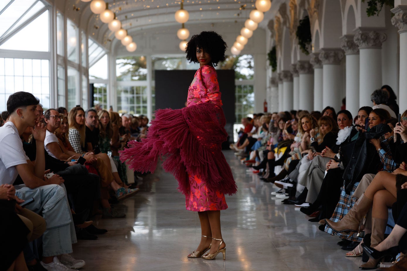 Catalina Castaño, con mantón y vestido rosa de la diseñadora Elisa Álvarez.