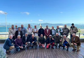 Los 21 exalumnos posan juntos medio siglo después en el Hotel Bahía de Santander.
