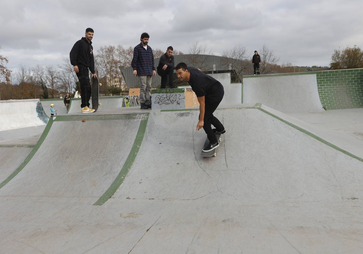 Patinadores practican skate en las pistas de La Lechera, el año pasado, en Torrelavega.